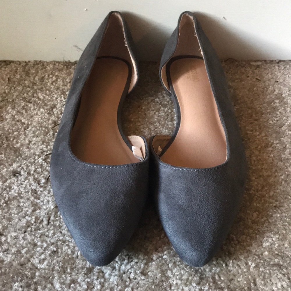 Pointed gray flats